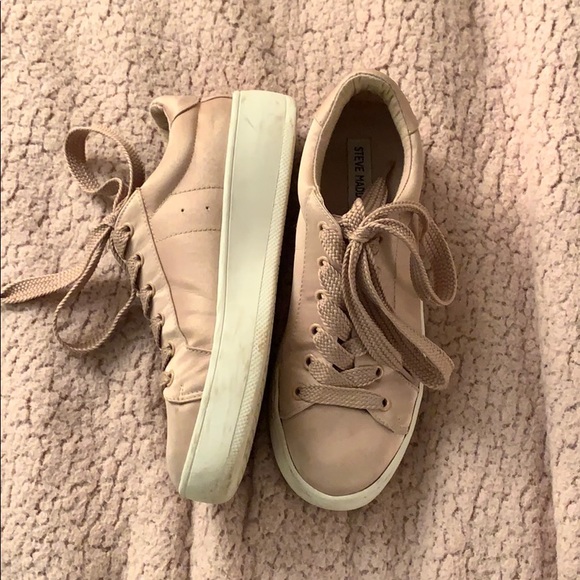 Steve Madden Shoes - CUTE LIGHTLY WORN STEVE MADDEN PLATFORM SNEAKERS!!